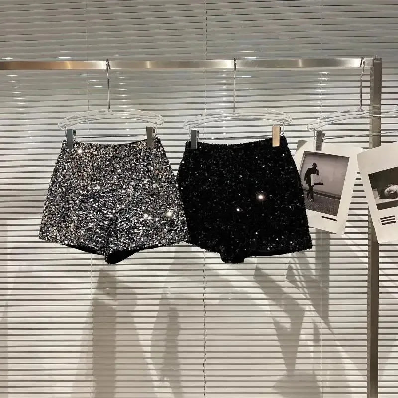 Shorts da donna “Spice Girls” con strass, zip frontale e dettagli suède – look glam estivo 2025