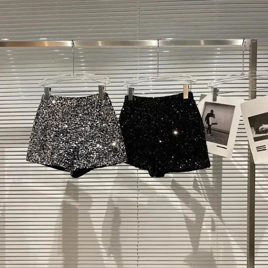 Shorts da donna “Spice Girls” con strass, zip frontale e dettagli suède – look glam estivo 2025
