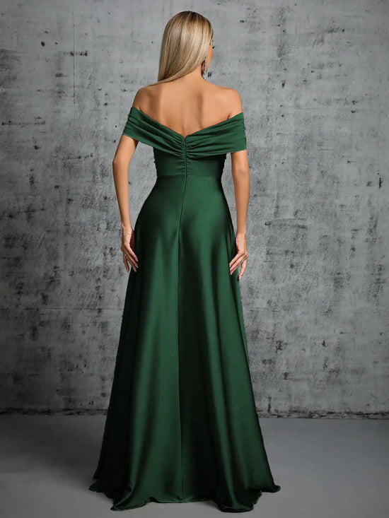 Abito Elegante Lungo in Satin con Plissé – Scollo Irregolare e Look da Cerimonia