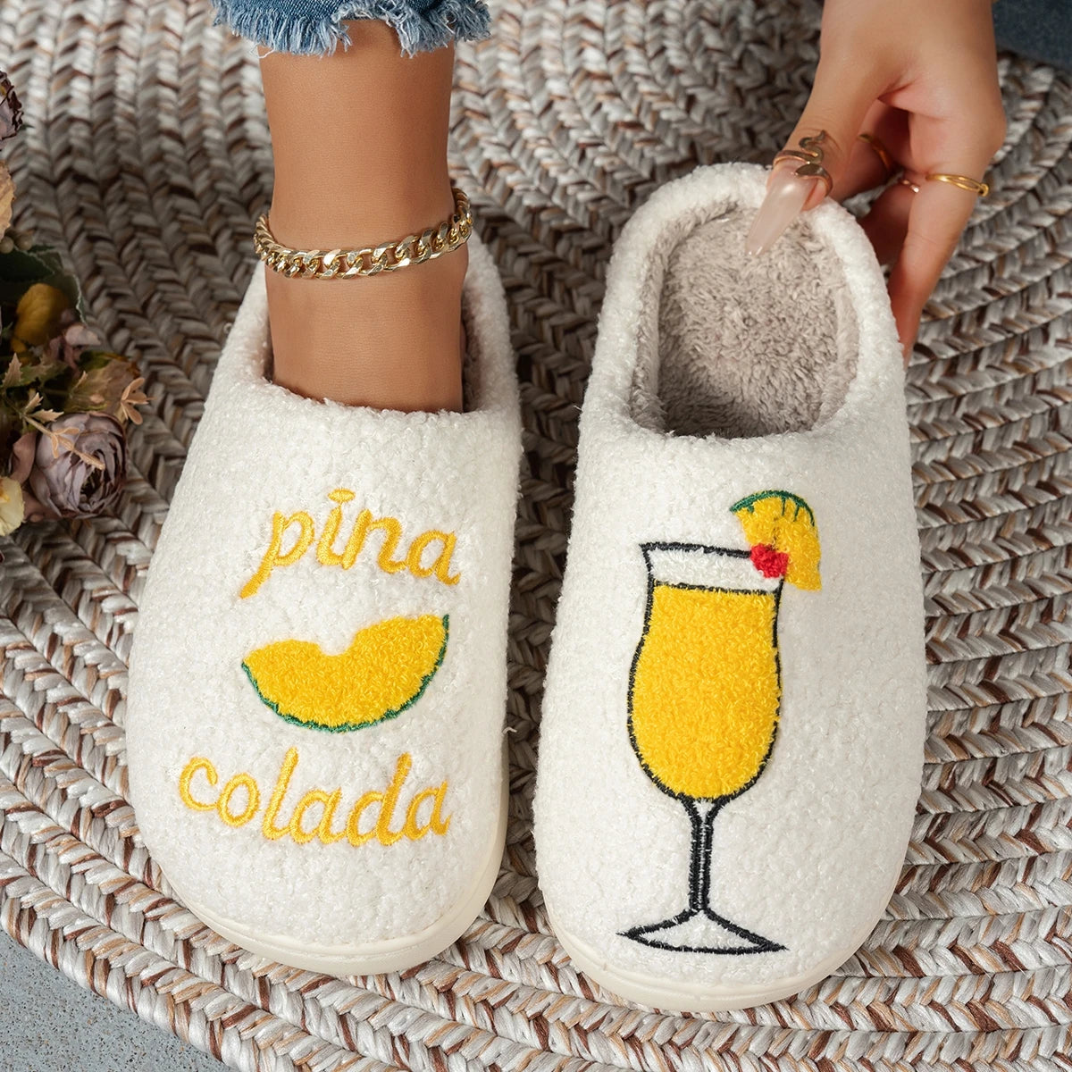 Pantofole Donna Invernali simpatiche con Ricamo Pina Colada – Calde & Comode da Casa