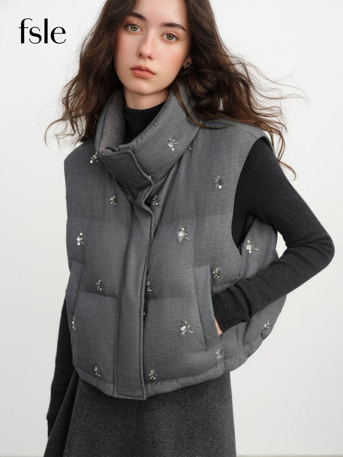 Piumino o gilet donna trapuntato con decorazioni - foto 1 della galleria