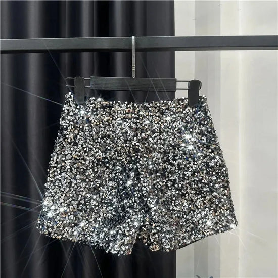 Shorts da donna “Spice Girls” con strass, zip frontale e dettagli suède – look glam estivo 2025