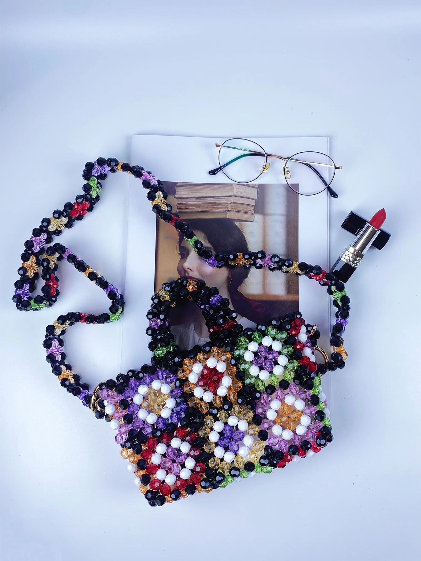 Borsa con perline colorata intrecciata donna – borsa a mano handmade stile Little Red Book elegante e trendy 2025