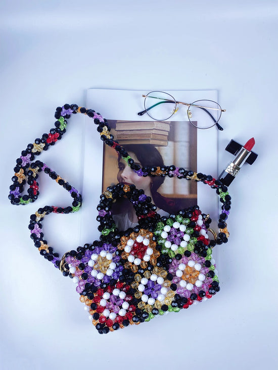 Borsa con perline colorata intrecciata donna – borsa a mano handmade stile Little Red Book elegante e trendy 2025