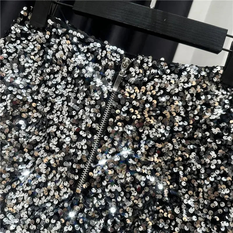 Shorts da donna “Spice Girls” con strass, zip frontale e dettagli suède – look glam estivo 2025