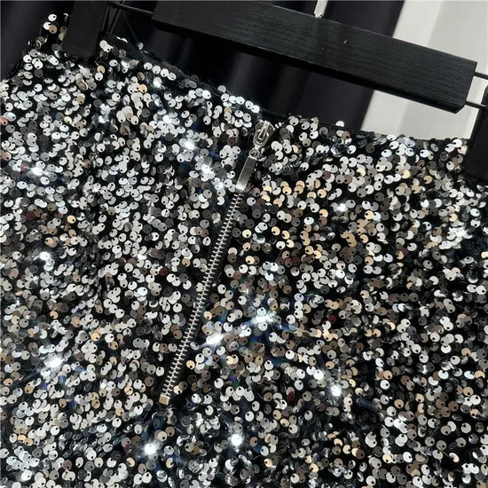 Shorts da donna “Spice Girls” con strass, zip frontale e dettagli suède – look glam estivo 2025