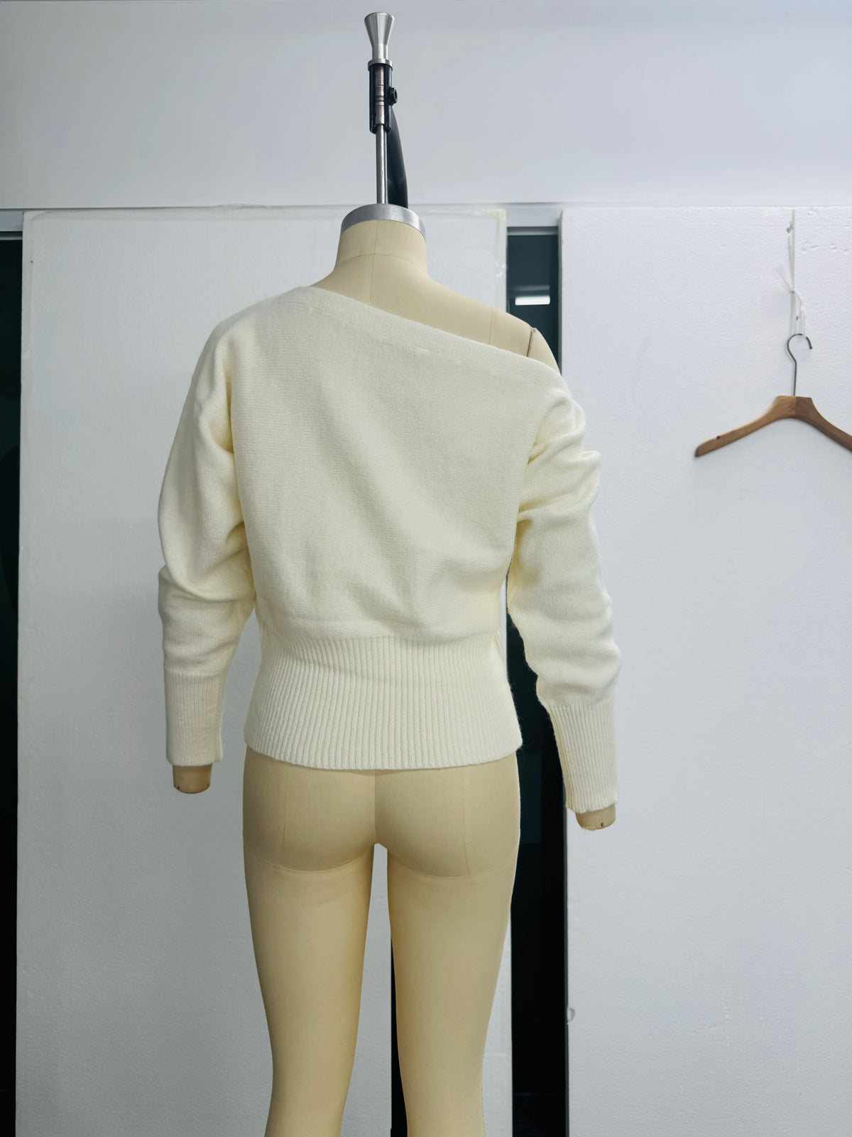 Maglione donna asimmetrico a collo alto e maniche lunghe
