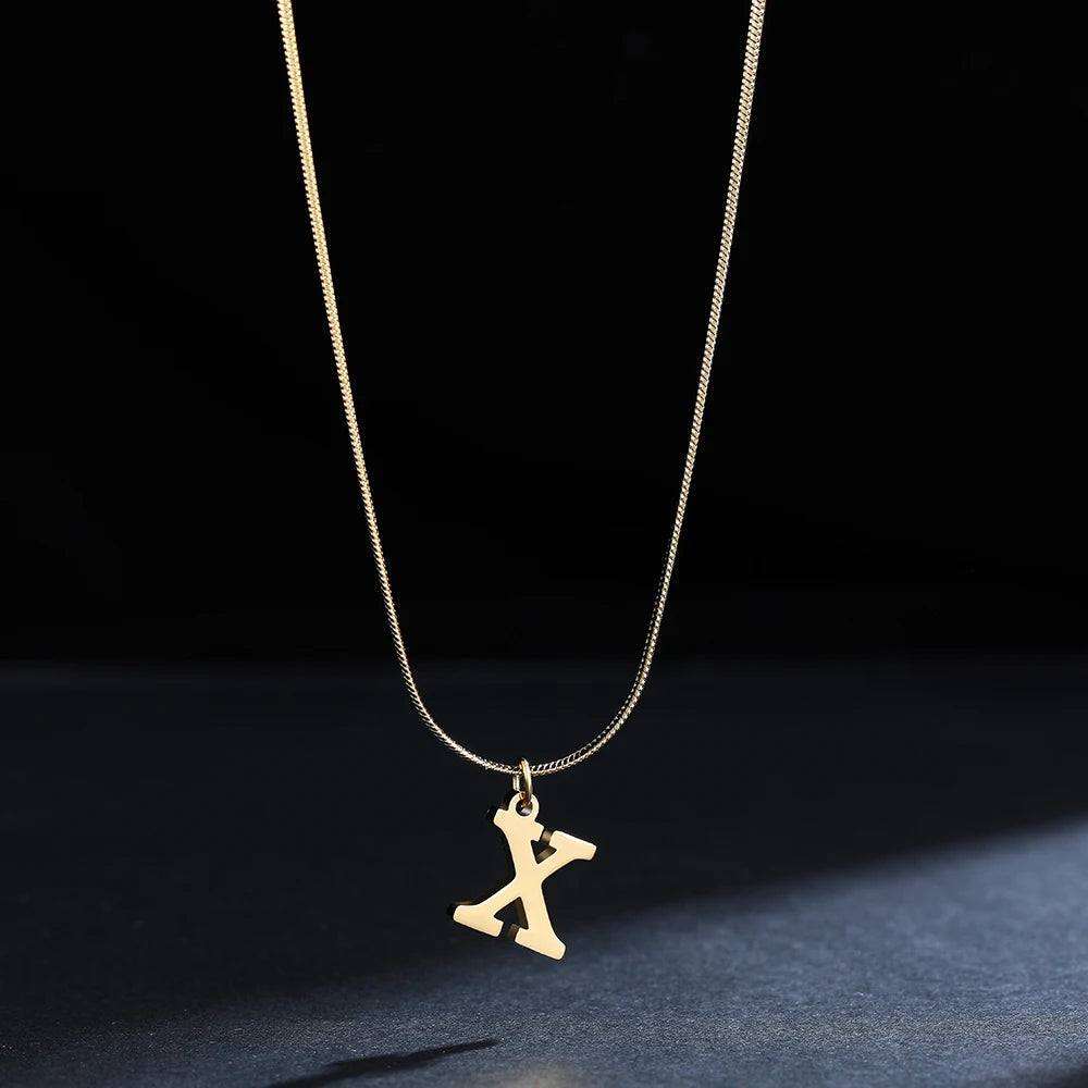 Collana iniziale A–Z in acciaio placcato oro con snake chain – pendente minimal su collare clavicolare
