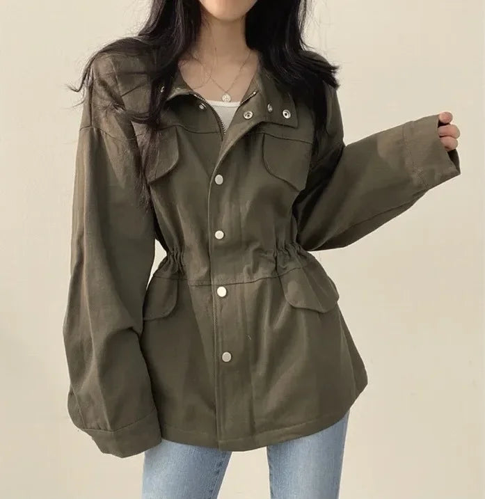 Giacca utility donna retro ‒ jacket con coulisse in vita, tasche, look chic autunno 2025