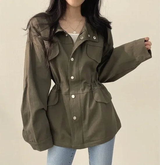 Giacca utility donna retro ‒ jacket con coulisse in vita, tasche, look chic autunno 2025