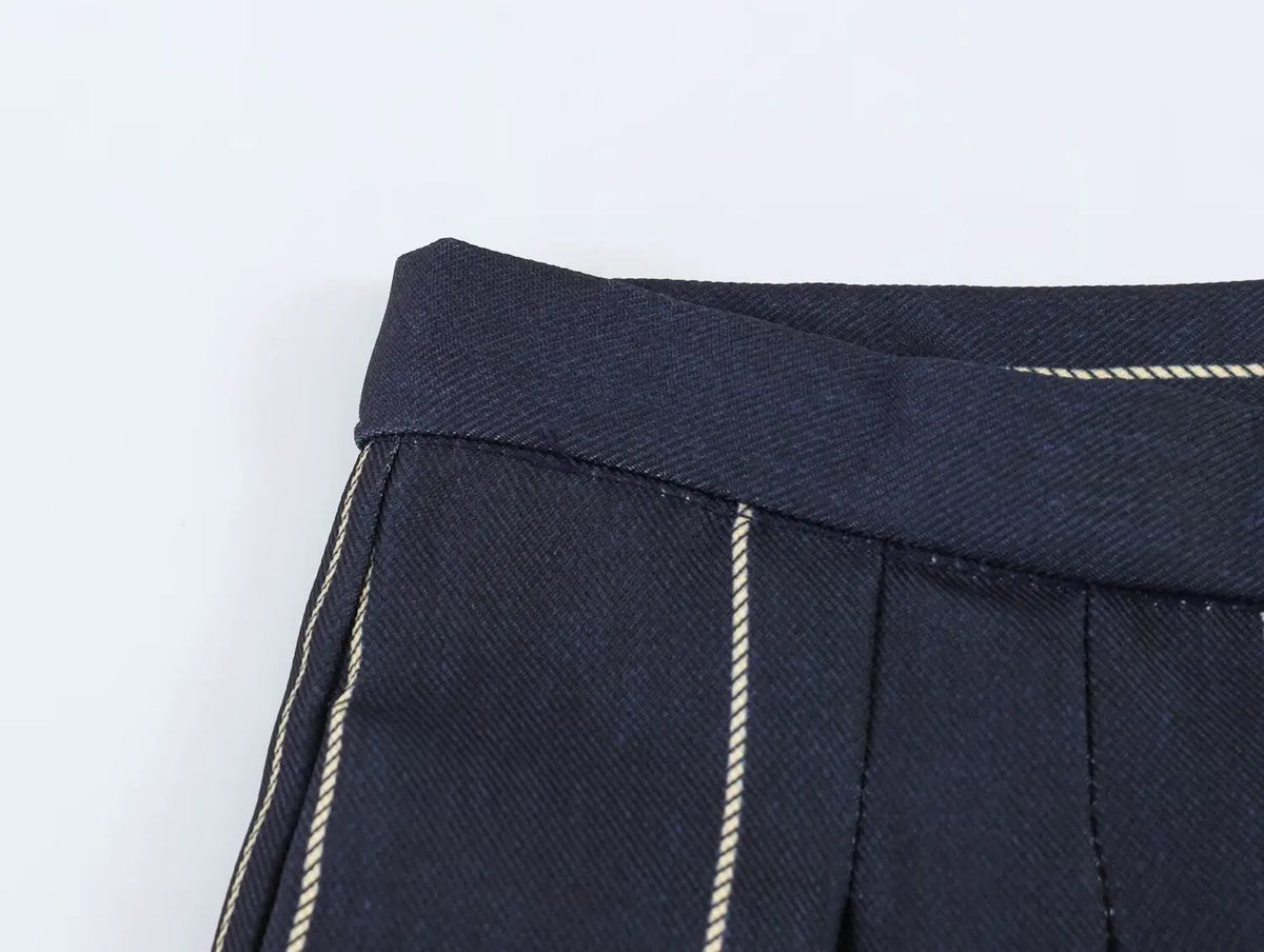 Completo donna a righe con giacca corta e pantaloni dritti