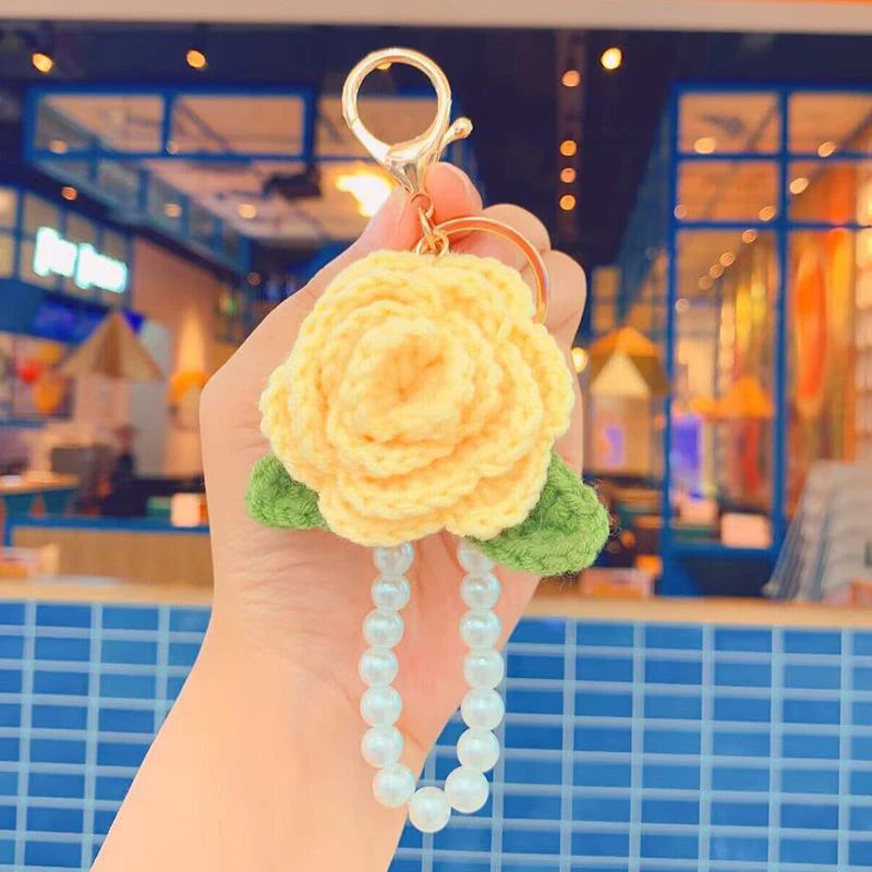 Portachiavi rosa all’uncinetto handmade – con perle e foglia crochet, charm elegante per borse e chiavi