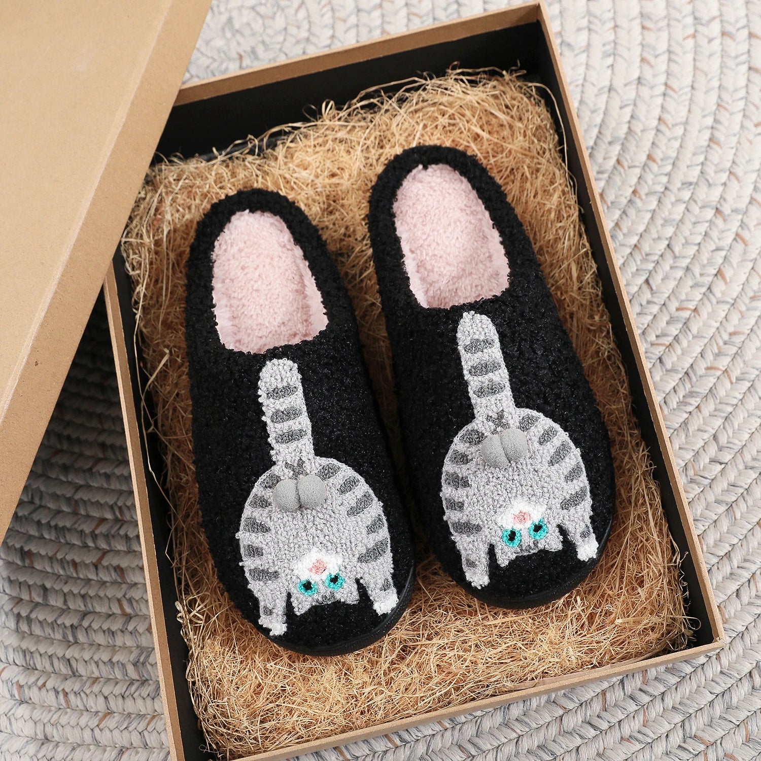 A Pair of Black Embroidered Cat-Patterned Plush Home Slippers with Thick Soles, Comfortable and Warm, Non-Slip Indoor Slippers, Personalized Gifts for Autumn and Winter, Suitable for Both Men and Women to Wear in the Bedroom