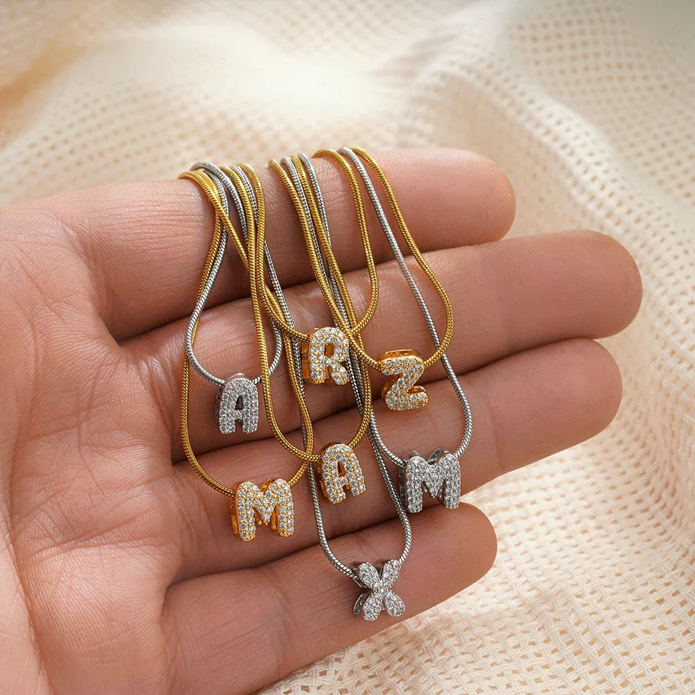 Collana iniziale personalizzabile A–Z con pavé di zirconi – acciaio, elegante