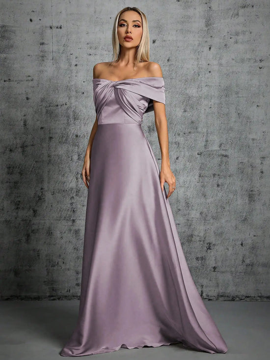 Abito Elegante Lungo in Satin con Plissé – Scollo Irregolare e Look da Cerimonia