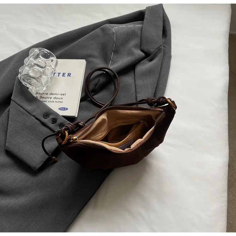 Borsetta baguette crossbody in velluto 2025 – stile western, zip e look raffinato minimal