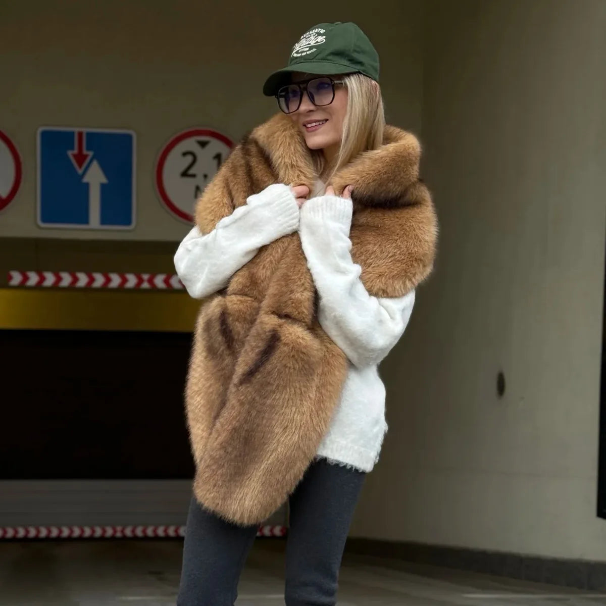 Sciarpa donna in pelliccia sintetica con tasche marrone