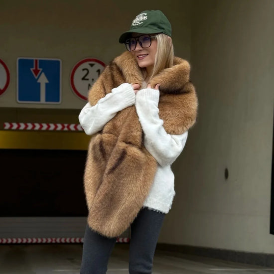Sciarpa donna in pelliccia sintetica con tasche marrone