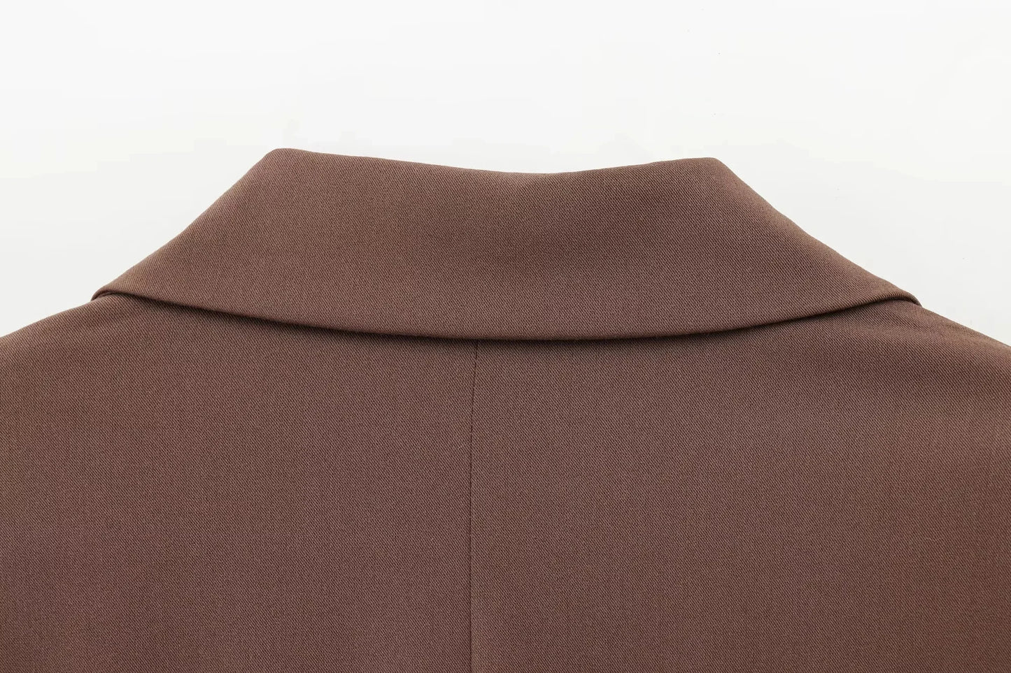 Completo donna ufficio 2025 ‒ blazer “shrug” + pantaloni lunghi dritti, stile elegante casual con cintura, perfetto