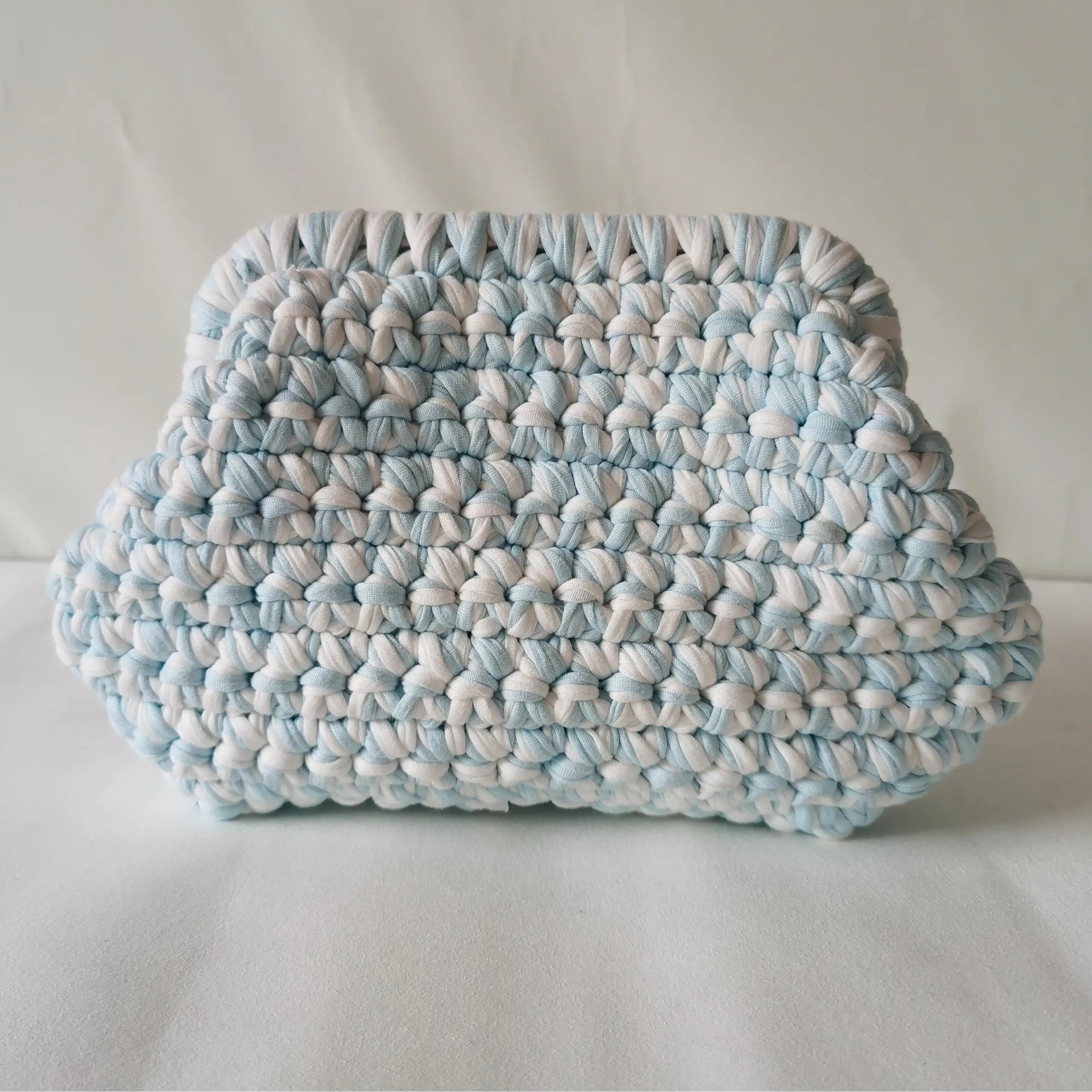 Clutch “Cloud Bag” in Crochet Fatta a Mano – Borsa Donna Soffice e Originale con Stile a Nuvola