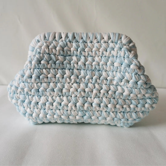 Clutch “Cloud Bag” in Crochet Fatta a Mano – Borsa Donna Soffice e Originale con Stile a Nuvola
