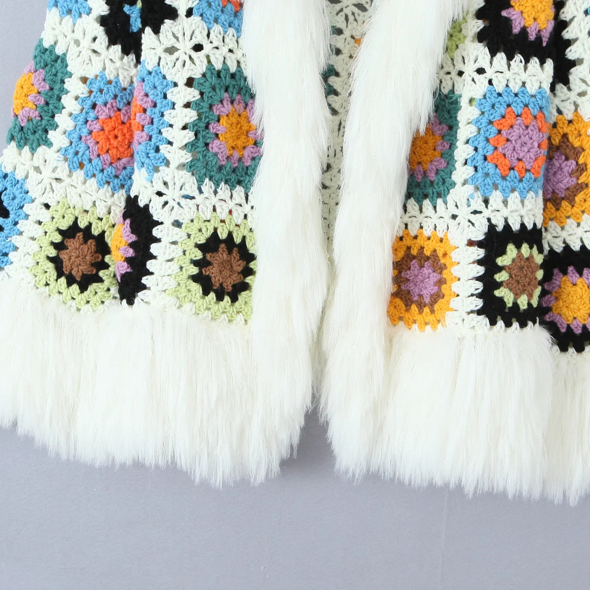 Cardigan lungo boho con frange e patchwork floreale – cardigan crochet con tasselli e texture shaggy dai colori vividi