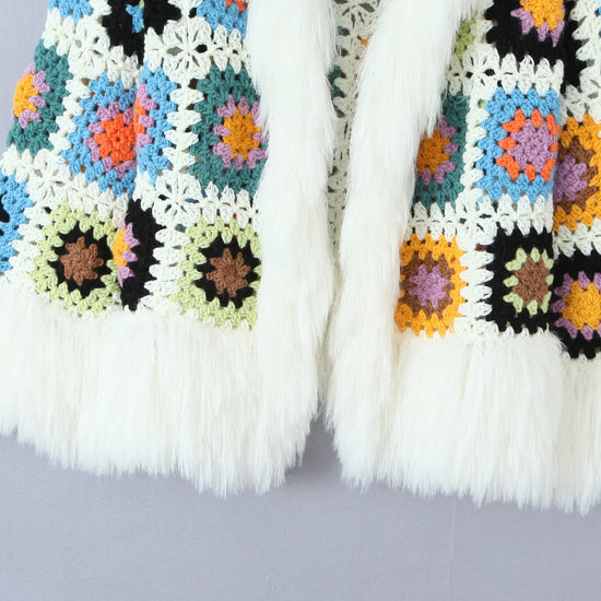 Cardigan lungo boho con frange e patchwork floreale – cardigan crochet con tasselli e texture shaggy dai colori vividi