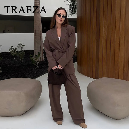 Completo donna ufficio 2025 ‒ blazer “shrug” + pantaloni lunghi dritti, stile elegante casual con cintura, perfetto