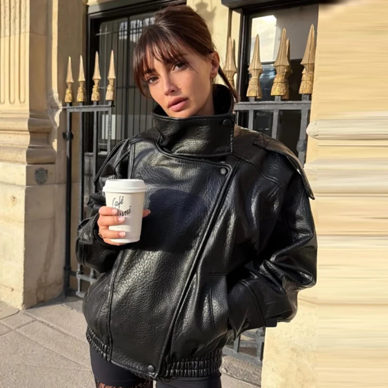 Bomber corto donna effetto pelle con zip e collo alto - foto 5 della galleria