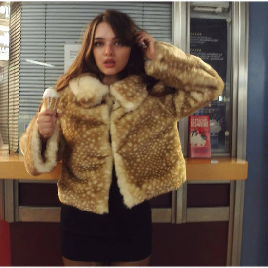 Giacca corta in pelliccia sintetica con stampa leopardata e colletto a revers – giacca donna chic per l'inverno 2025