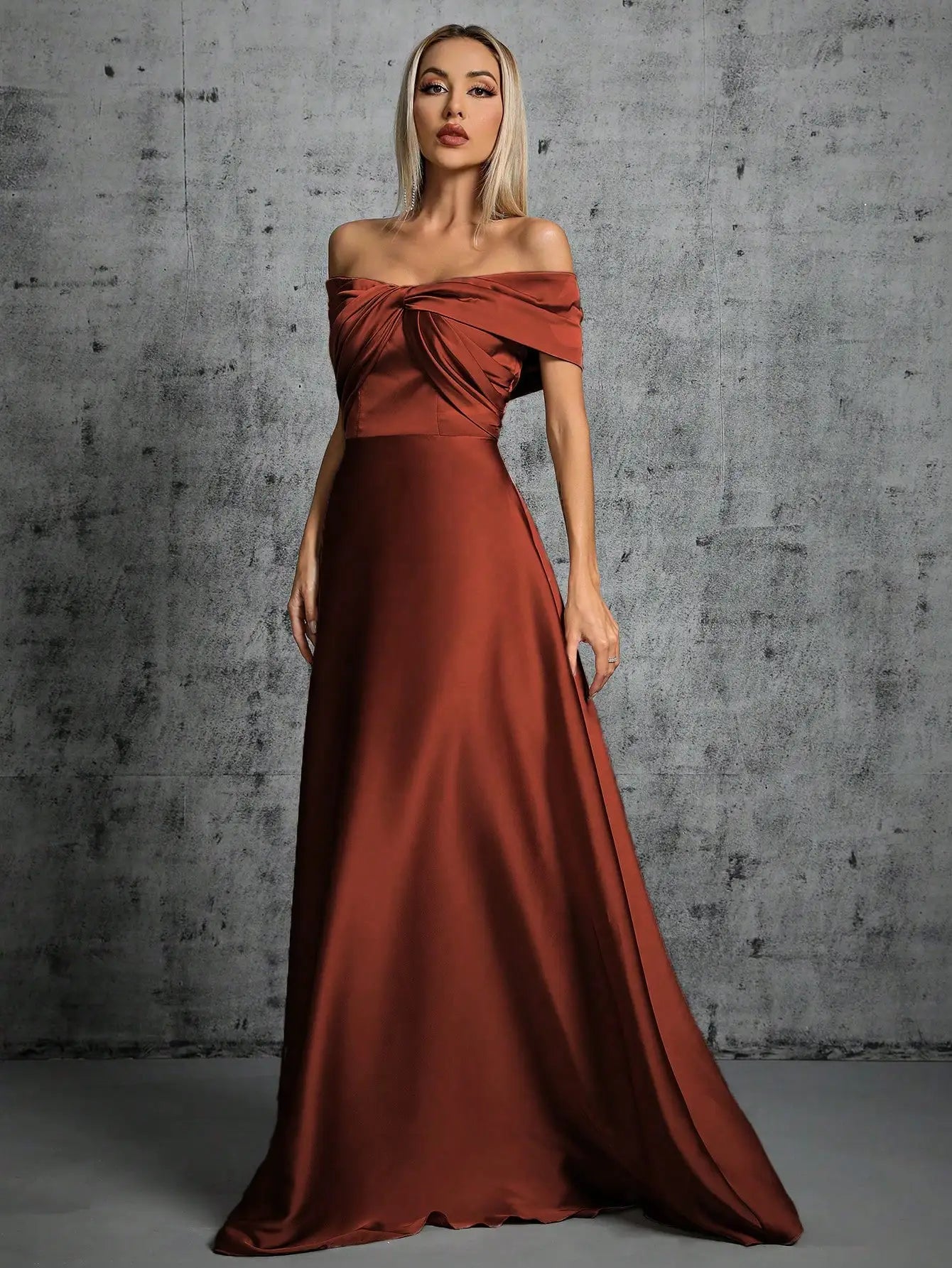 Abito Elegante Lungo in Satin con Plissé – Scollo Irregolare e Look da Cerimonia