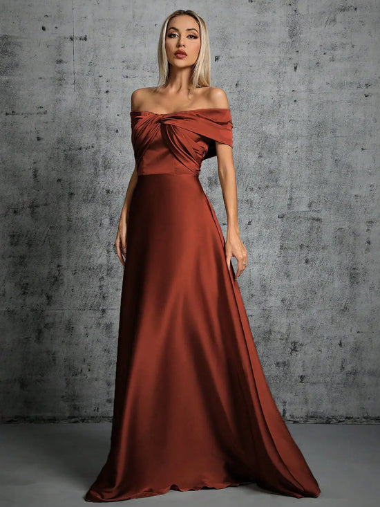 Abito Elegante Lungo in Satin con Plissé – Scollo Irregolare e Look da Cerimonia