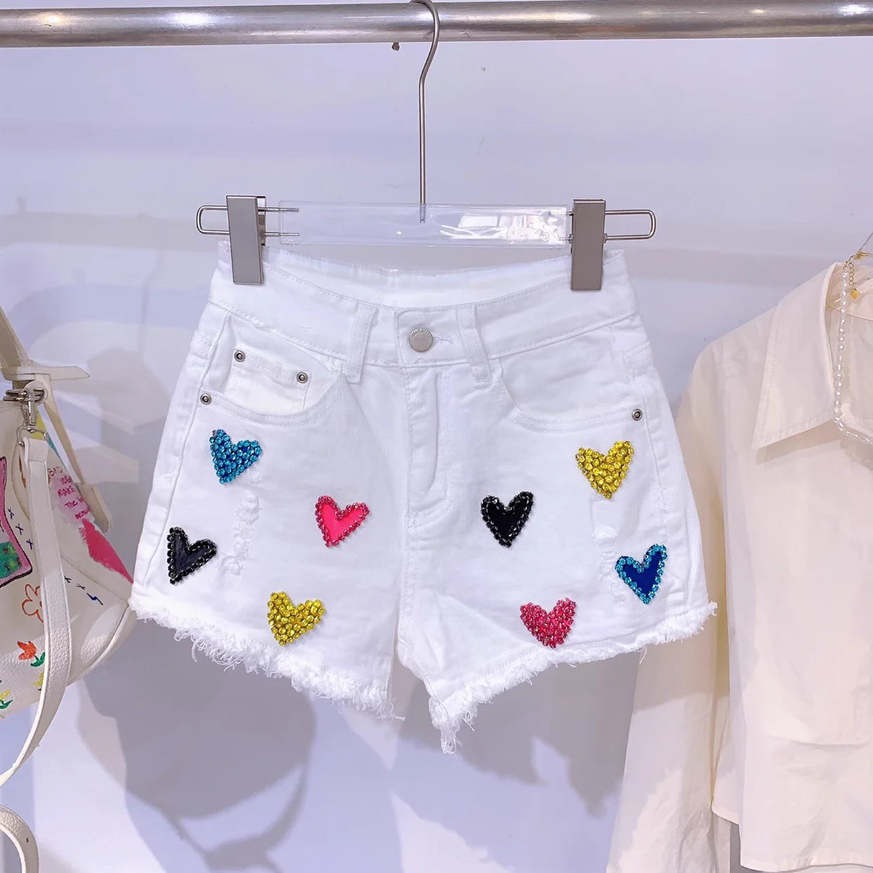 Shorts donna vita alta elasticizzati con strass – denim bianco slim fit per l’estate 2025