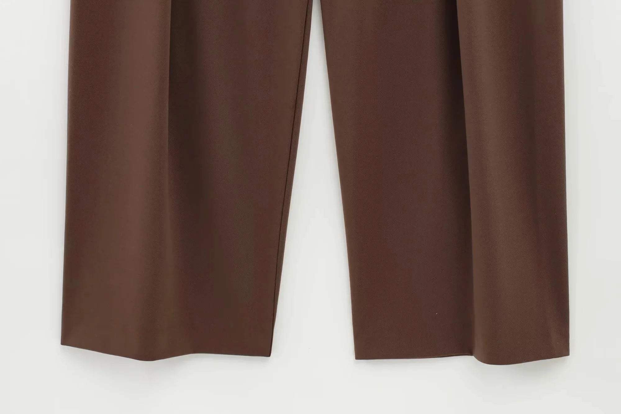 Completo donna ufficio 2025 ‒ blazer “shrug” + pantaloni lunghi dritti, stile elegante casual con cintura, perfetto