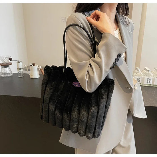 Tote bag a righe in peluche – borsa capiente e soffice per inverno 2025