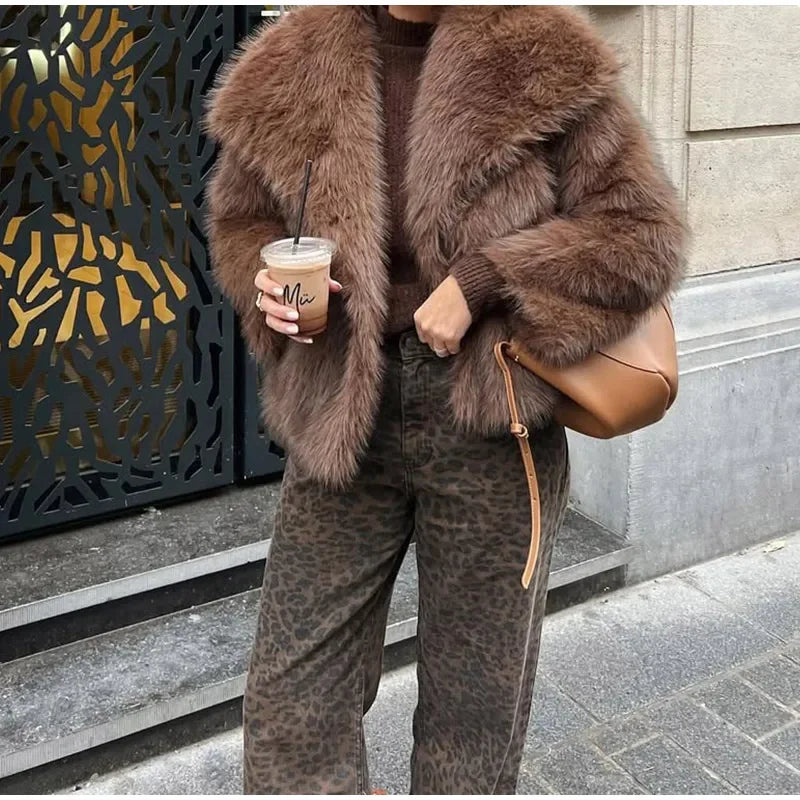 Pelliccia corta donna marrone con collo a rever