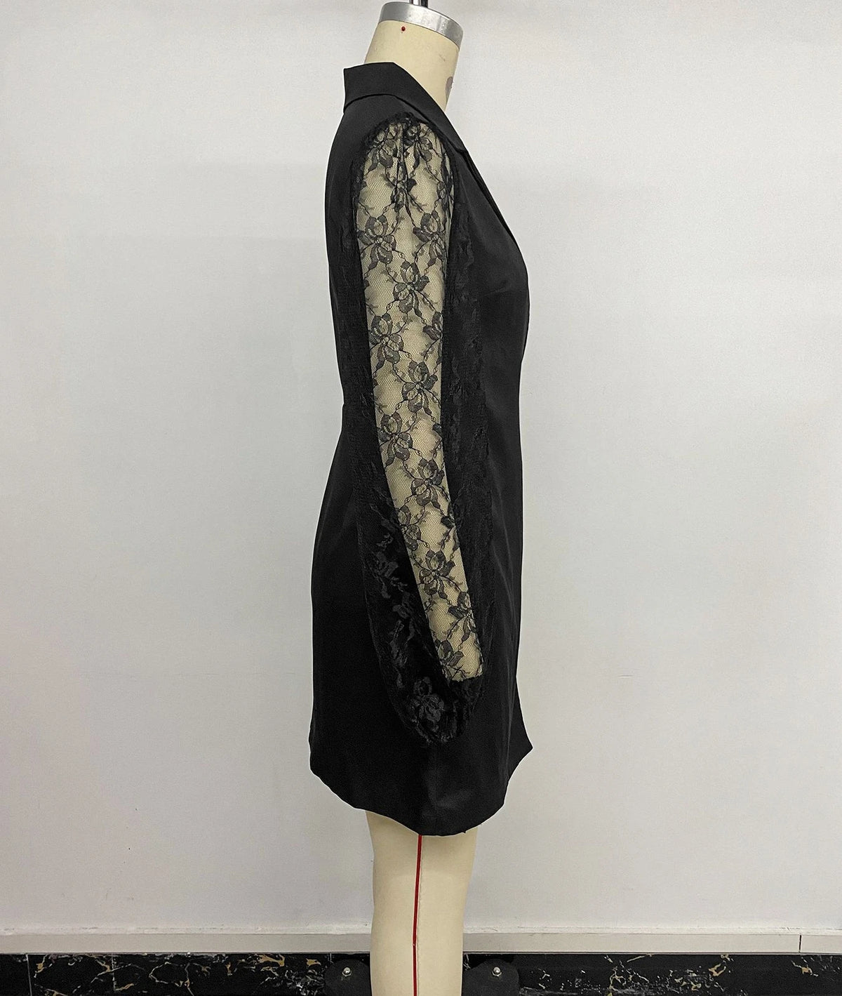 Abito blazer nero con pizzo e maniche lunghe