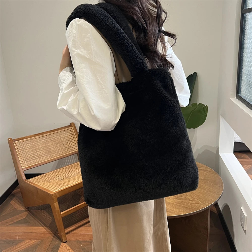 Underarm plush bag in faux fur – borsa inverno Tendenza Fuzzy Tote