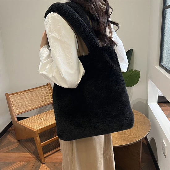 Underarm plush bag in faux fur – borsa inverno Tendenza Fuzzy Tote