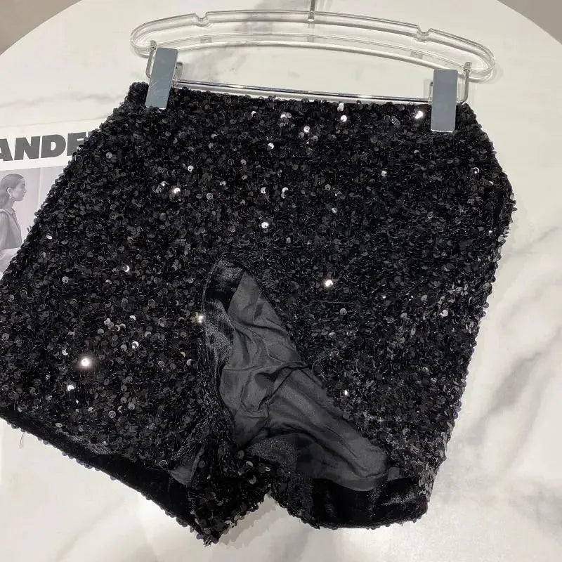 Shorts da donna “Spice Girls” con strass, zip frontale e dettagli suède – look glam estivo 2025