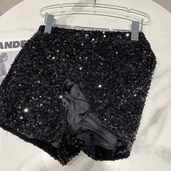 Shorts da donna “Spice Girls” con strass, zip frontale e dettagli suède – look glam estivo 2025