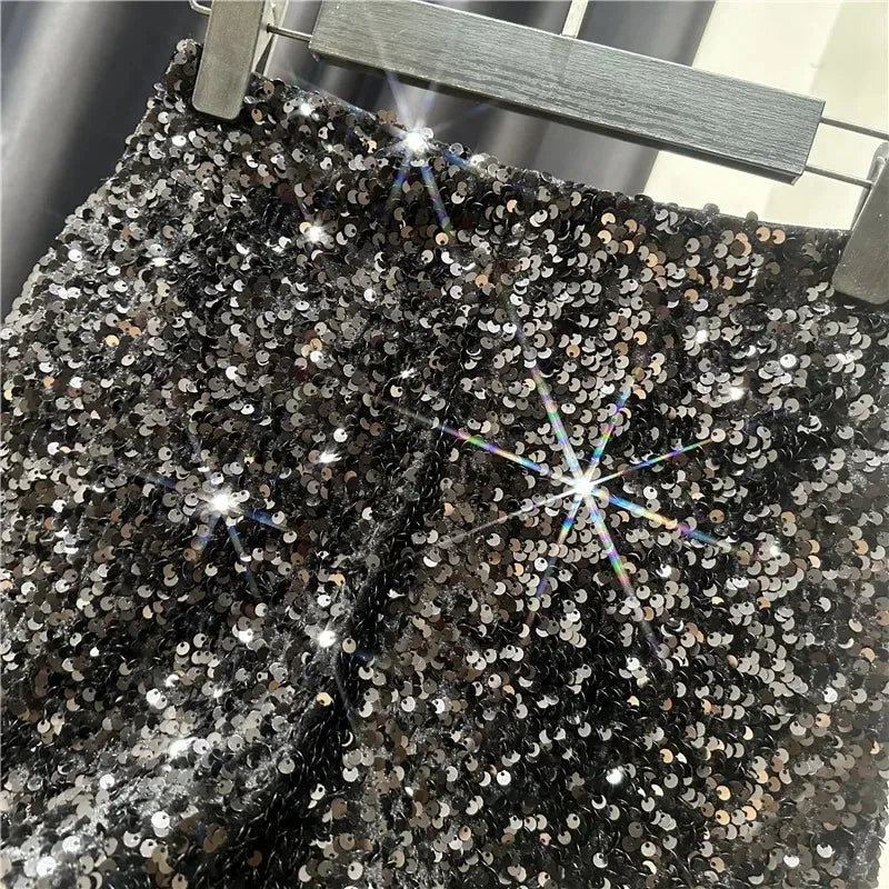 Shorts da donna “Spice Girls” con strass, zip frontale e dettagli suède – look glam estivo 2025