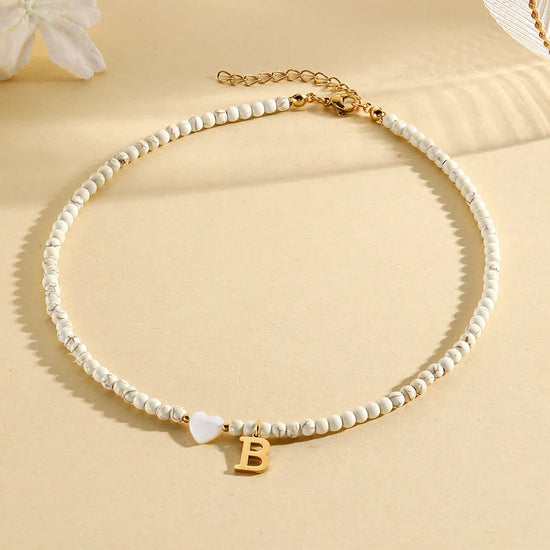Choker boho con perline, cuore in conchiglia e iniziale in acciaio – collana personalizzata stile 2025