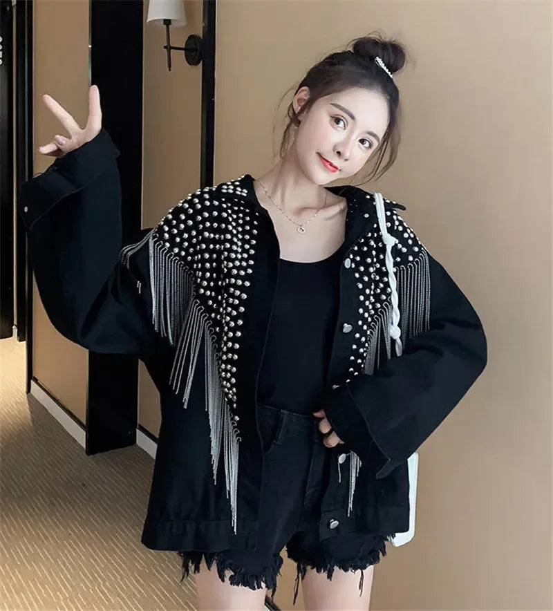 Giacca jeans con borchie, catenelle e frange donna – denim corto stile streetwear autunno/inverno 2025