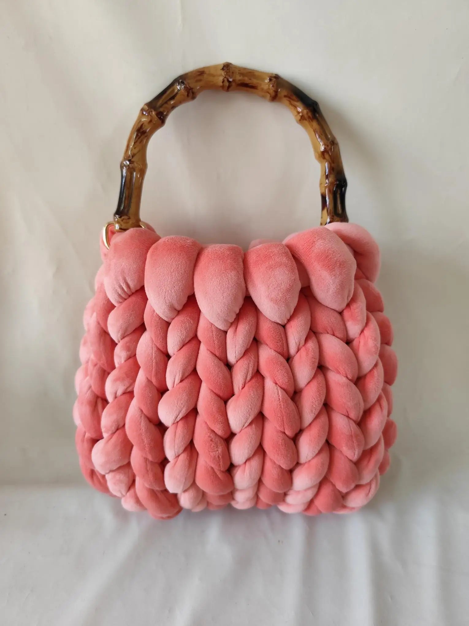 Borsa lavorata a mano in lana islandese super-spessa Yingzi – hand-knitted Icelandic wool bag trendy & artigianale