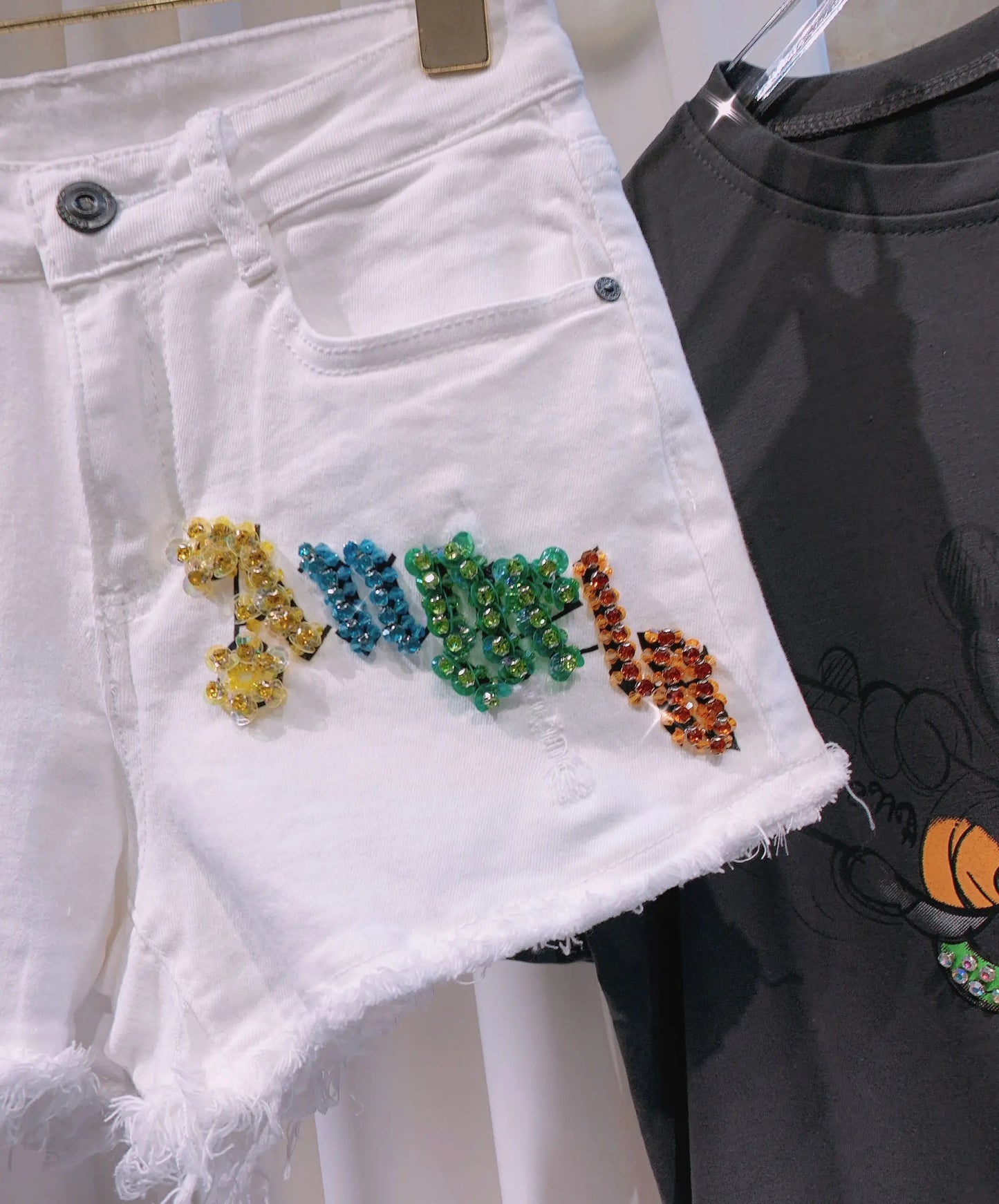 Shorts donna vita alta elasticizzati con strass – denim bianco slim fit per l’estate 2025