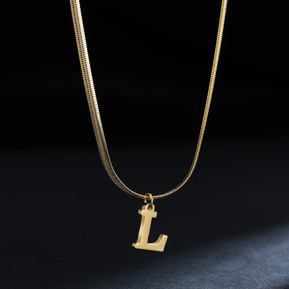Collana iniziale A–Z in acciaio placcato oro con snake chain – pendente minimal su collare clavicolare