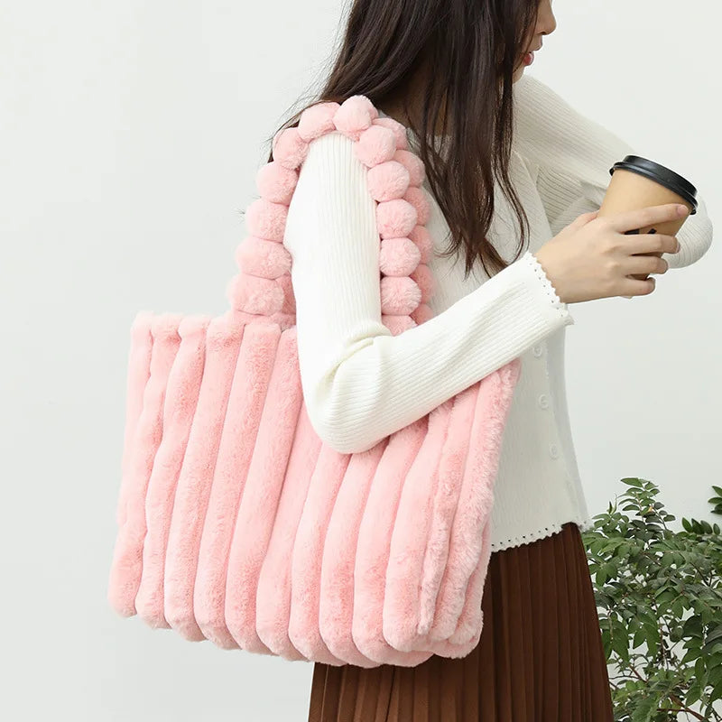 Tote bag rigata in faux fur – Borsa soffice a spalla a righe