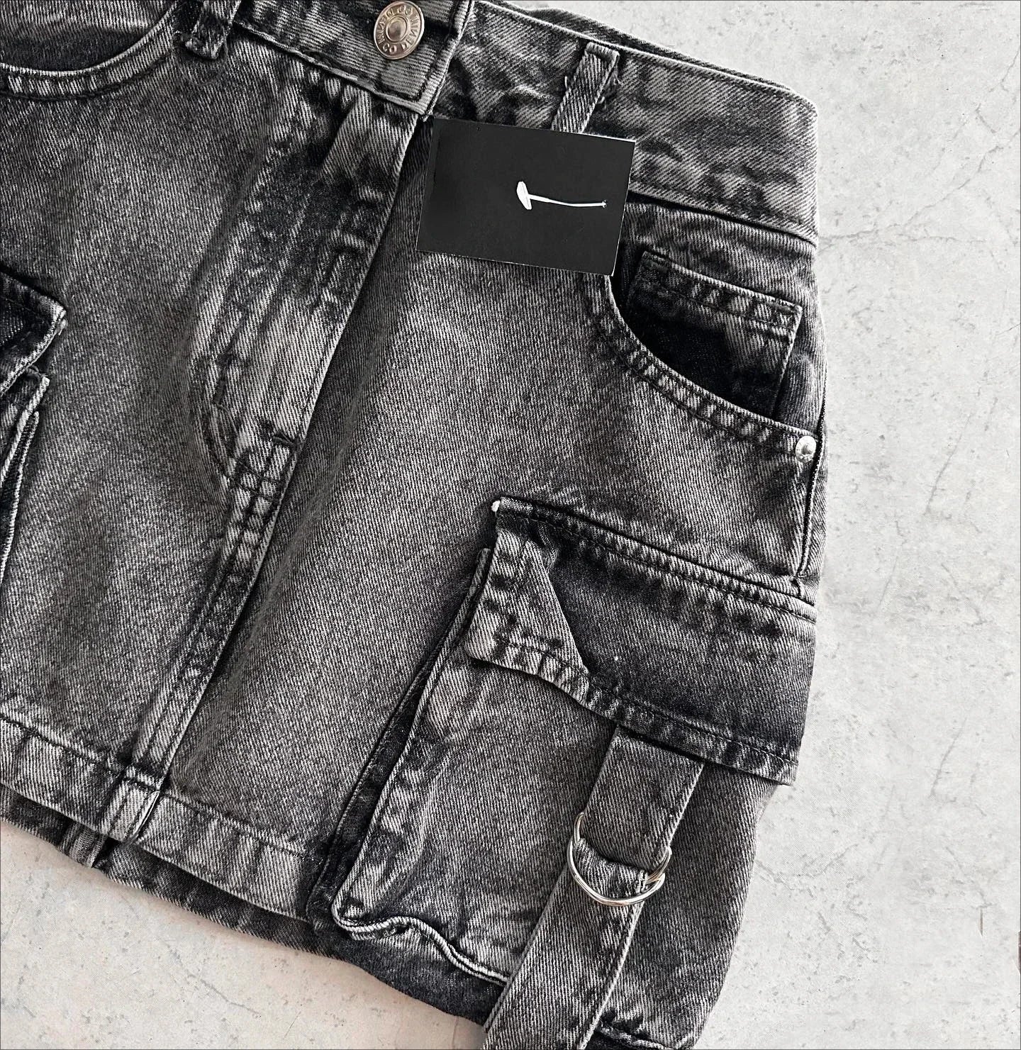 Shorts gothic cargo donna vita media in denim patchwork – estivo 2025, tasche multiple