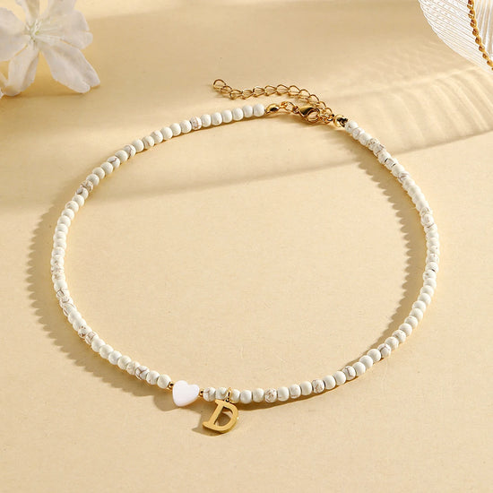 Choker boho con perline, cuore in conchiglia e iniziale in acciaio – collana personalizzata stile 2025